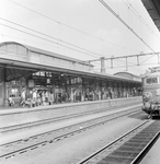 153001 Gezicht op het 2e perron van het N.S.-station Amersfoort te Amersfoort.